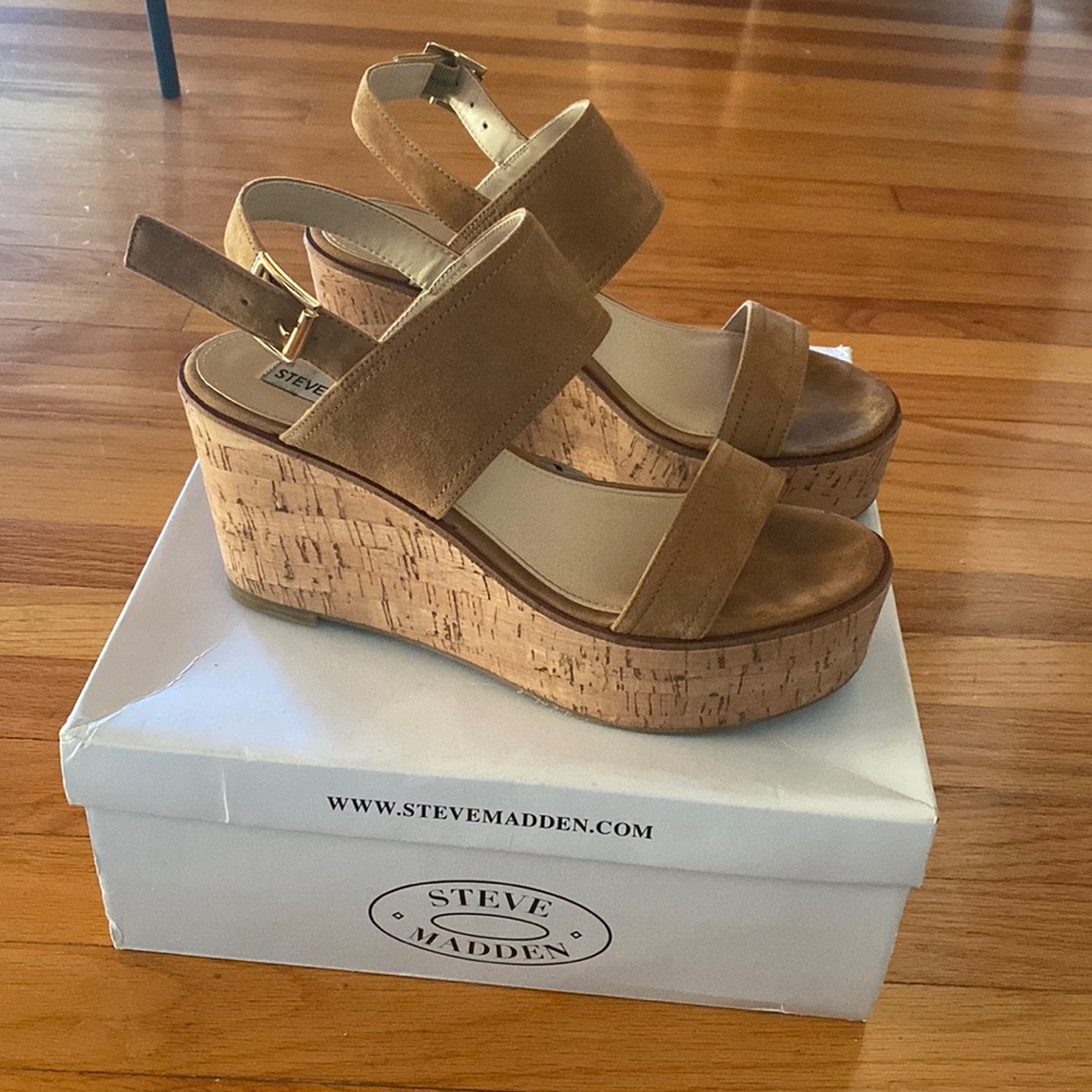Steve Madden “Caytln Sand Suede”